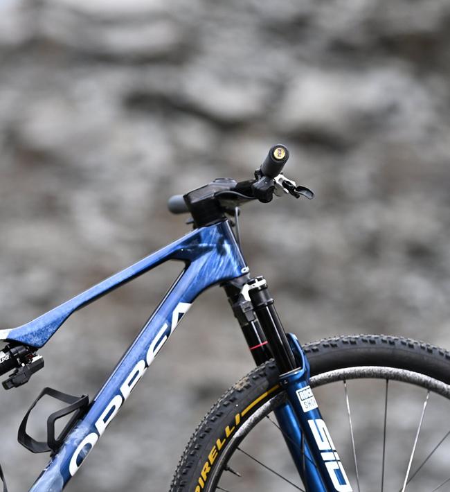 VTT Orbea Oiz personnalisé avec une peinture sur-mesure bleu cobalt et blanc