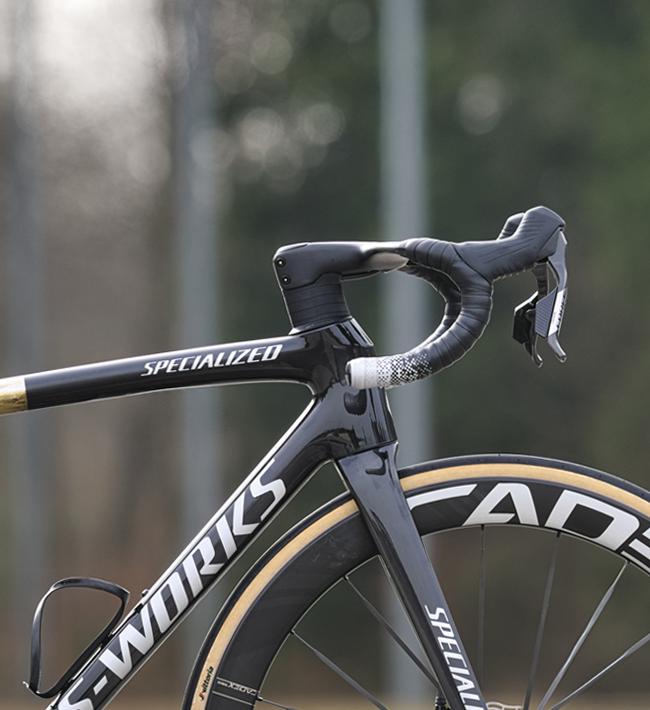 Specialized SL8 personnalisé avec peinture noire et reflets d'or, vue de profil complète