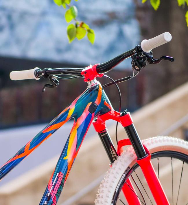 VTT personnalisé avec peinture arc en ciel, vue de profil complète