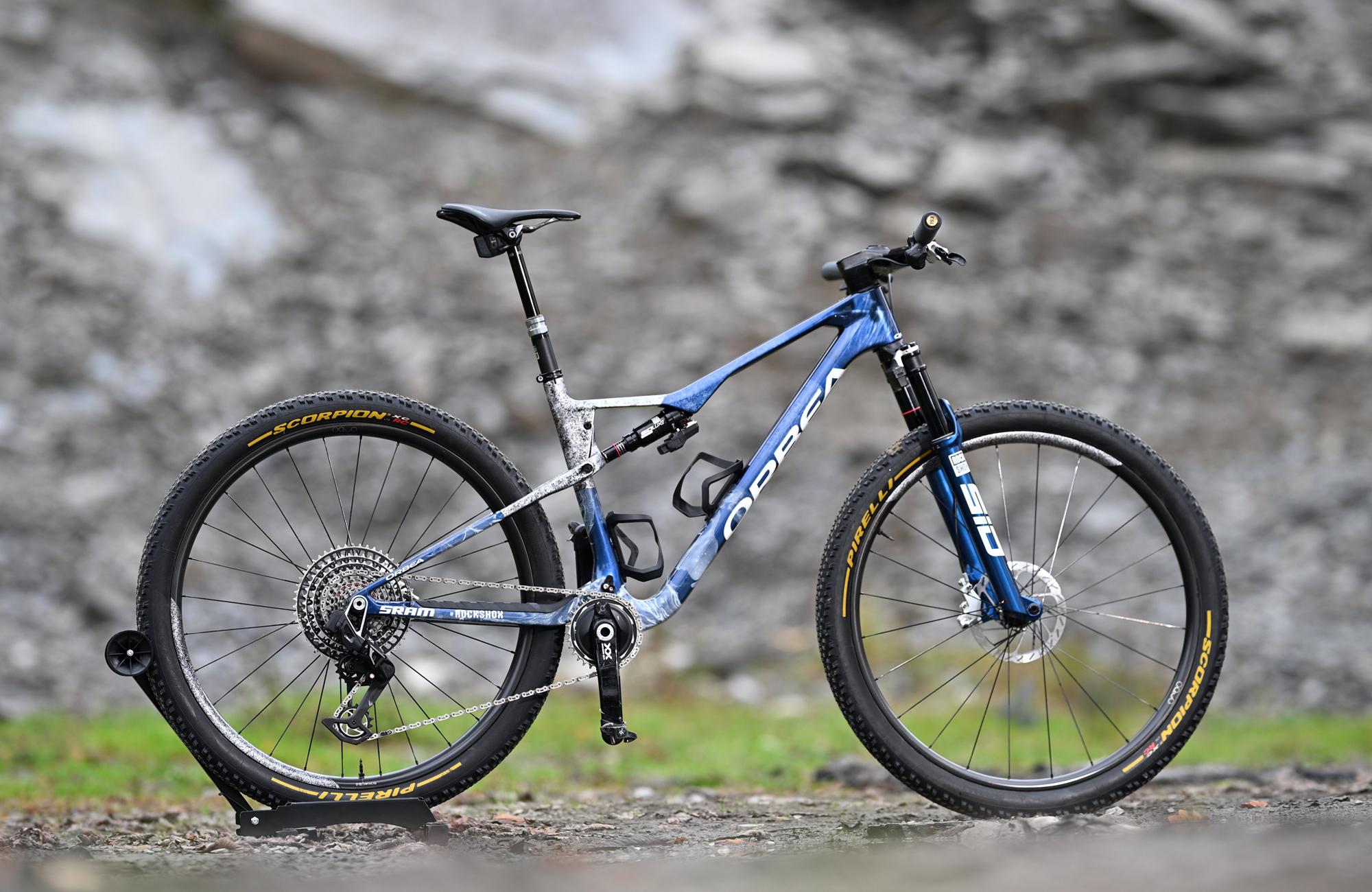 VTT Orbea Oiz personnalisé avec une peinture sur-mesure bleu cobalt et blanc