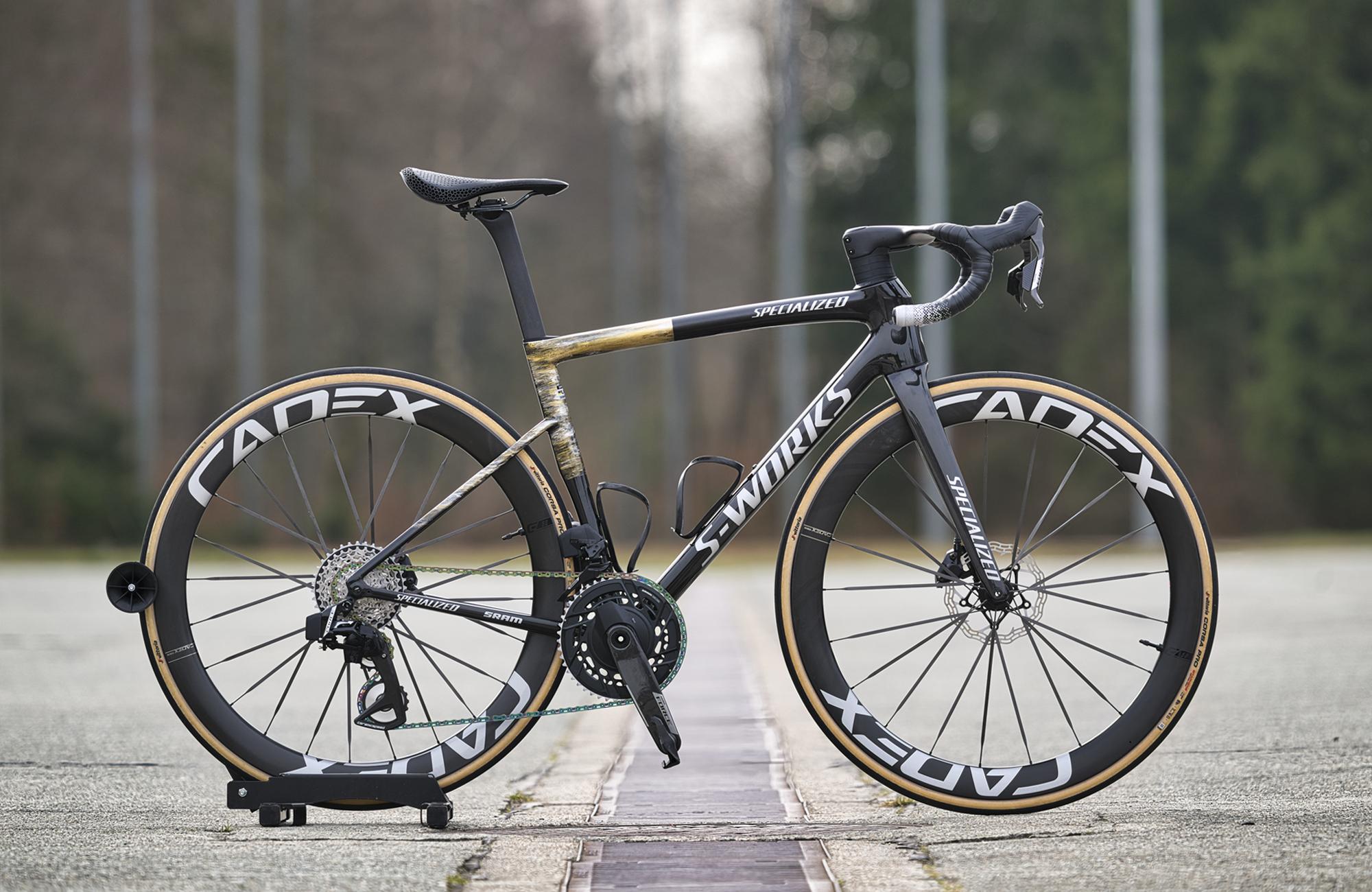 Specialized SL8 personnalisé avec peinture noire et reflets d'or, vue de profil complète