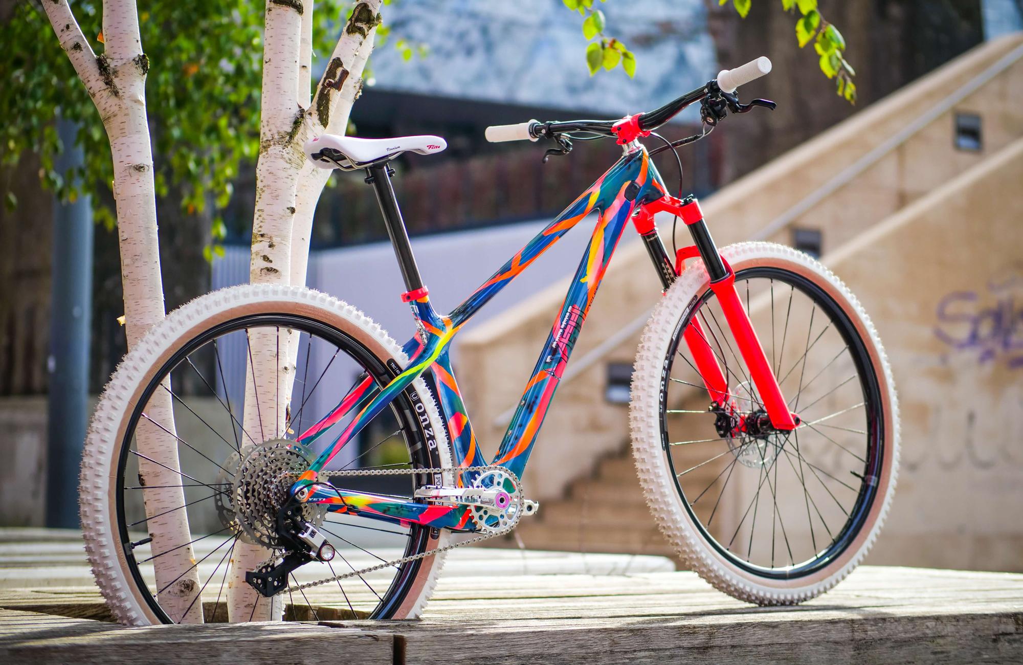 VTT personnalisé avec peinture arc en ciel, vue de profil complète