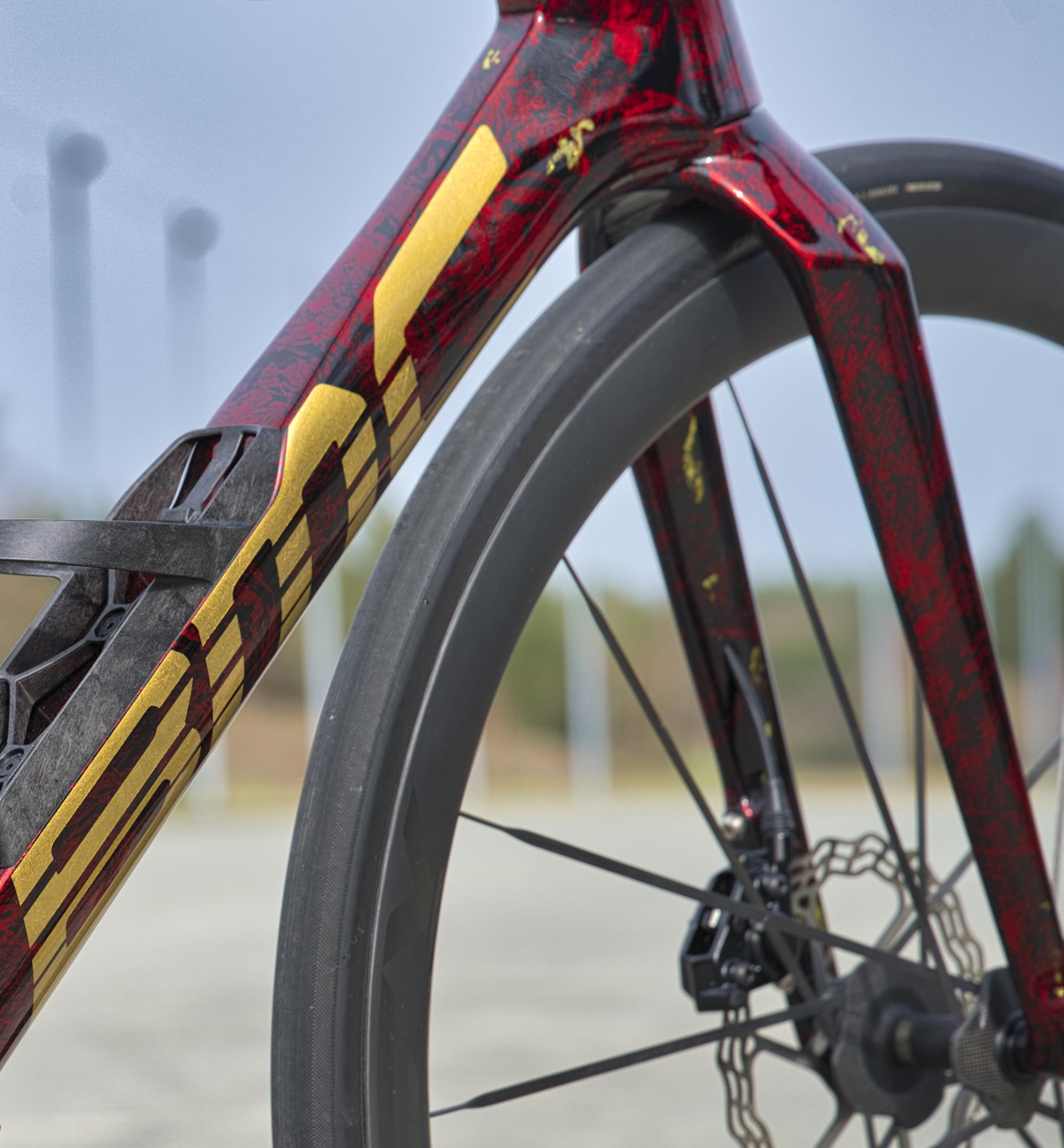 Détail du cadre BMC Teammachin avec finition rouge inense et reflets dorés