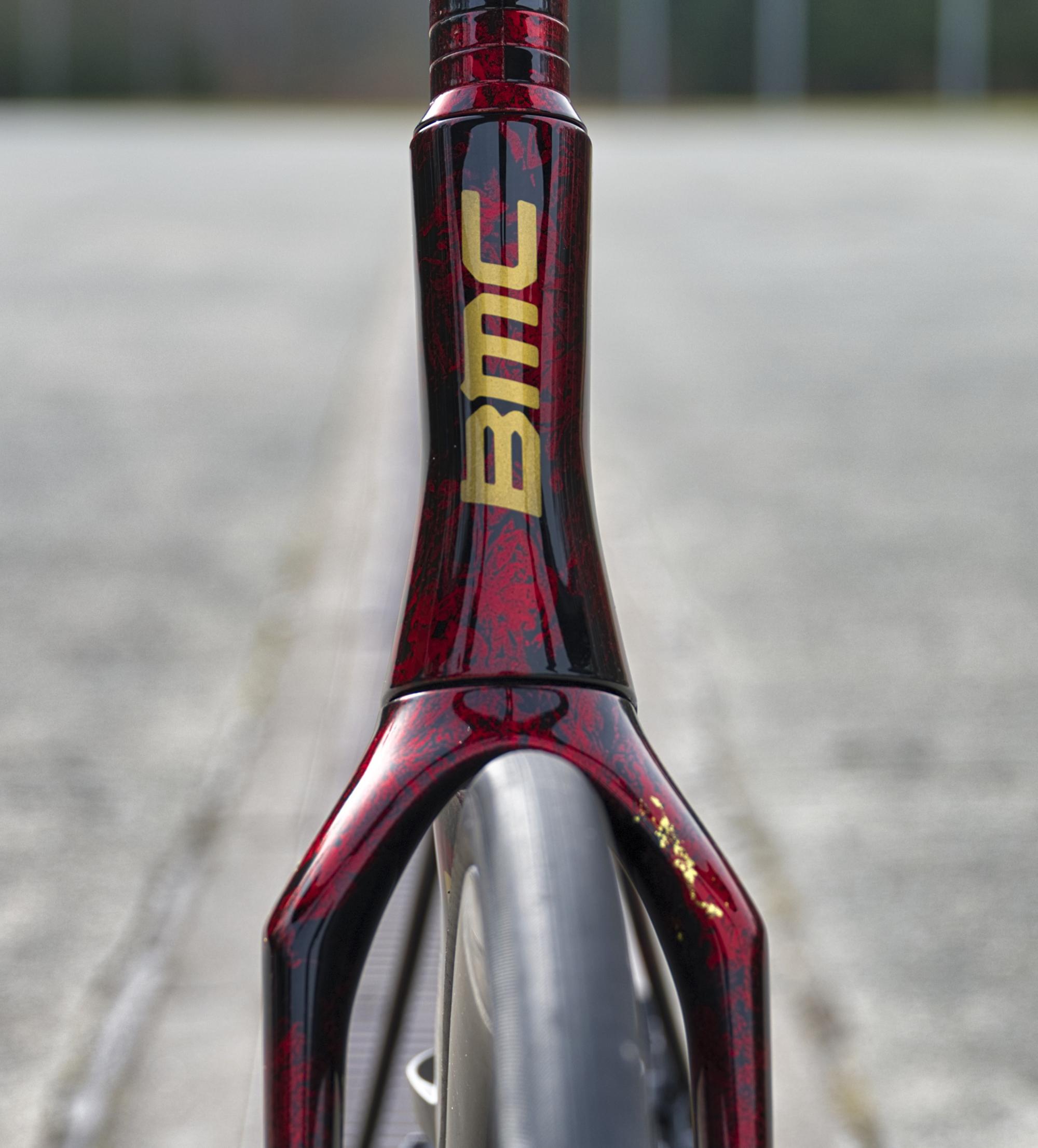 Détail de la fourche d'un BMC Teammachine avec finition rouge intense et reflets dorés