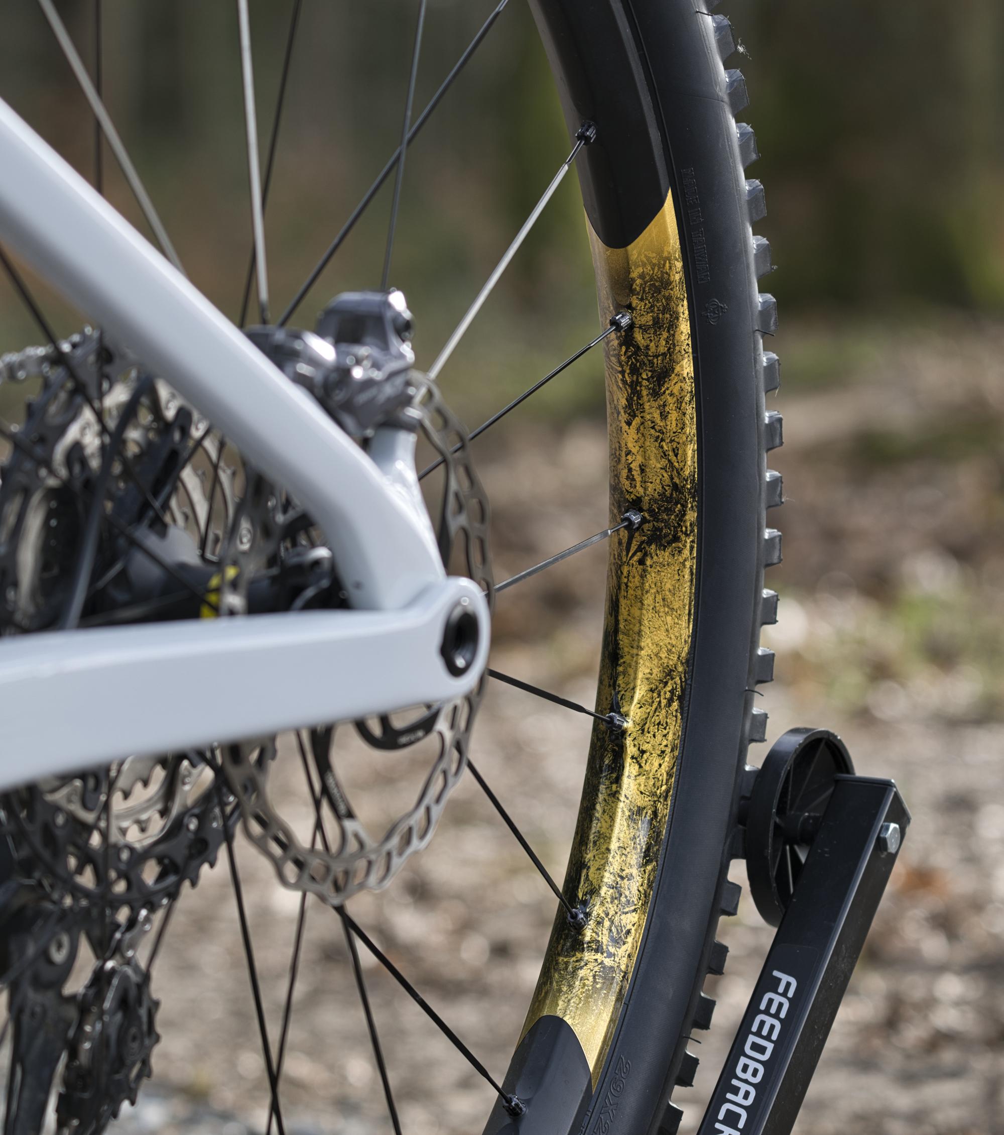 Gros plan sur la peinture personnalisée or et blanche d'un VTT Orbea