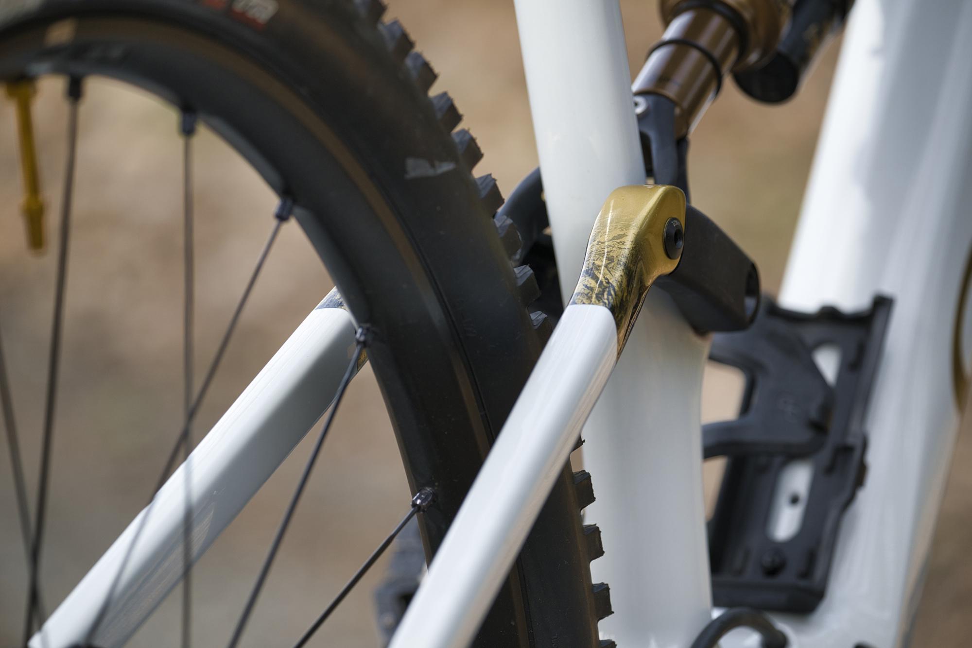 VTT Orbeapersonnalisé avec peinture sur mesure et reflets d'or, vue arrière