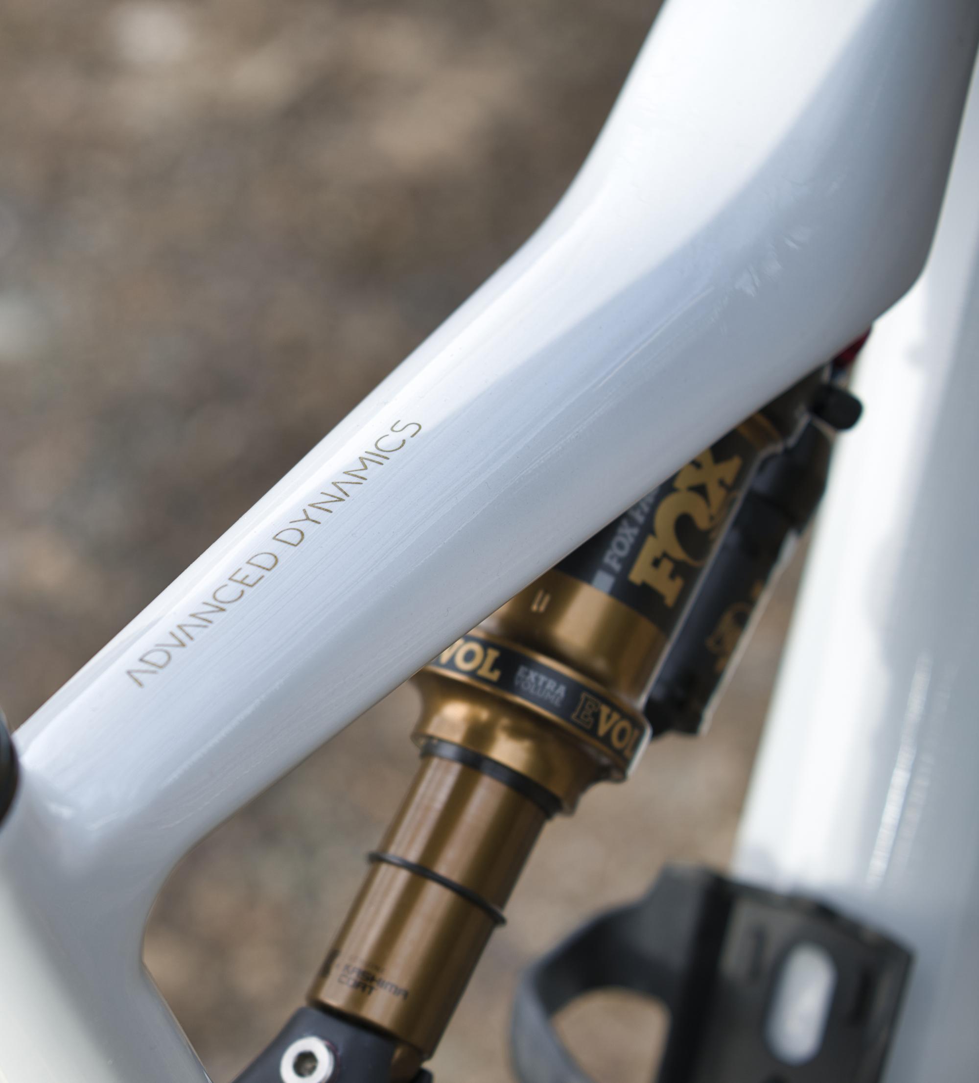 Détail du cadre d'un VTT Orbea avec finition dorée