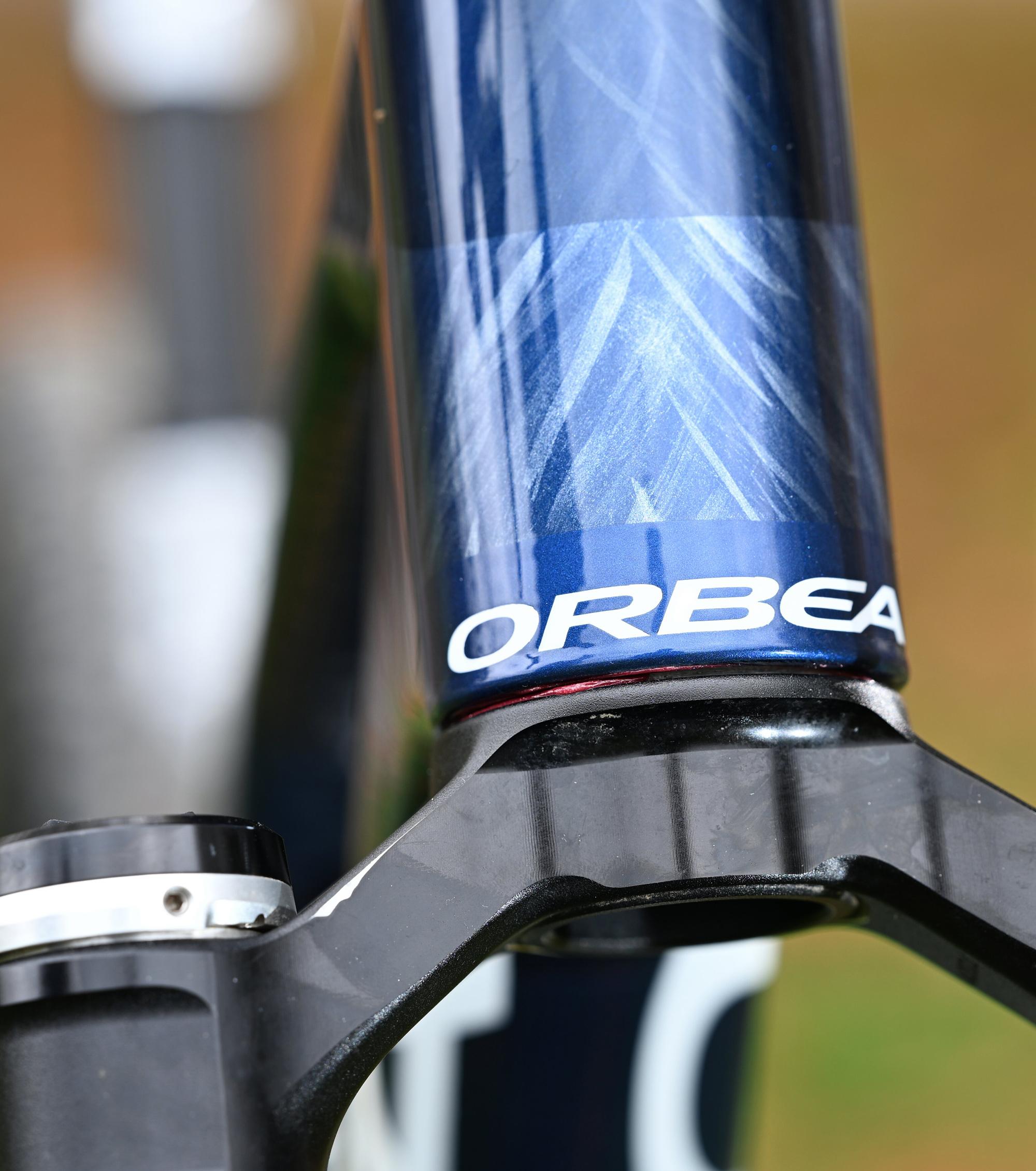 Gros plan sur la peinture personnalisée bleu et blanc d'un VTT Orbea Oiz