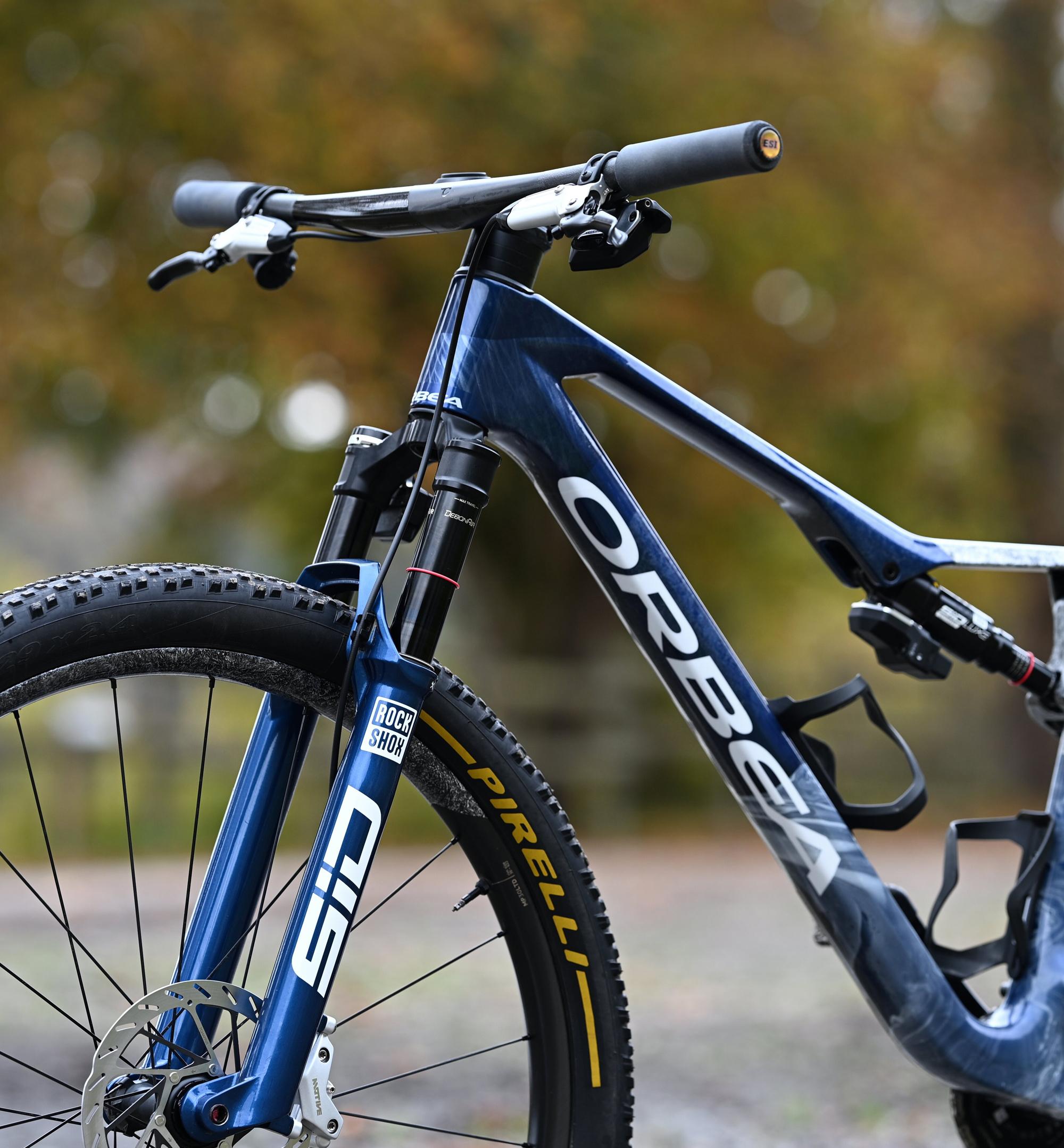 Détail du cadre d'un VTT Orbea Oiz avec finition bleue et blanc