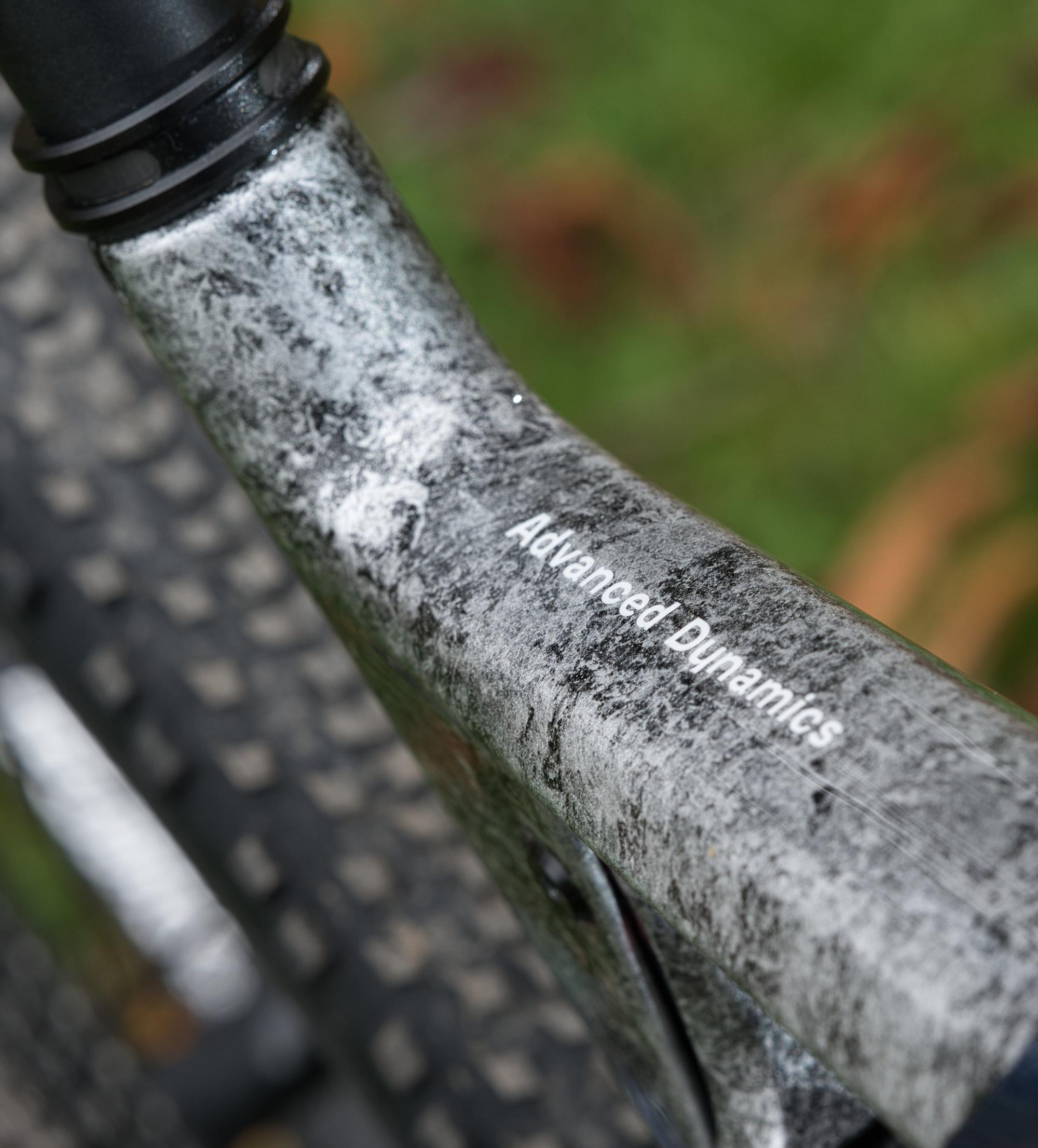 Détail du cadre d'un VTT Orbea Oiz avec finition métallisée et reflets bleus
