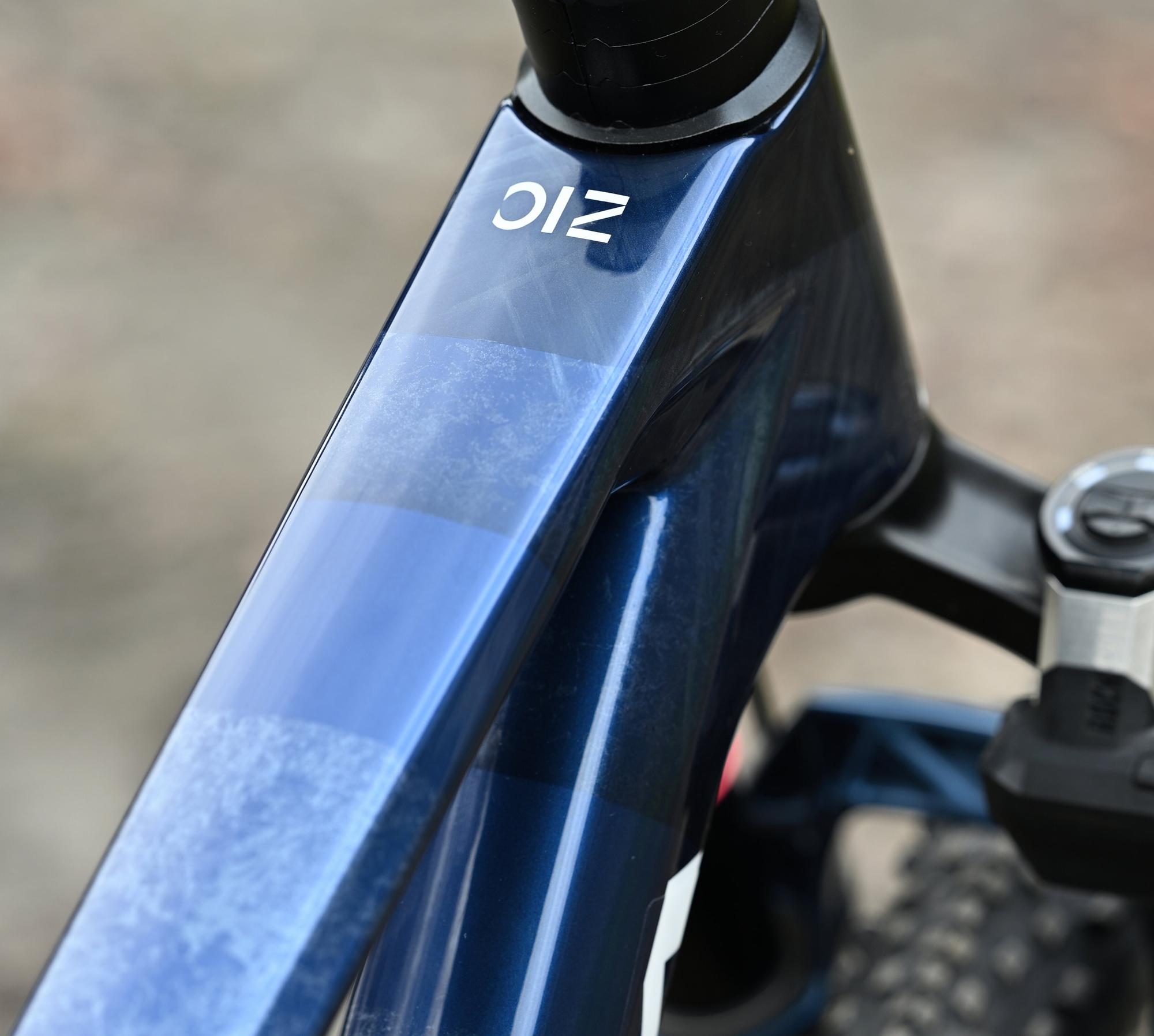 Détail du logo peint à la main avec effet bleu sur un VTT Orbea Oiz