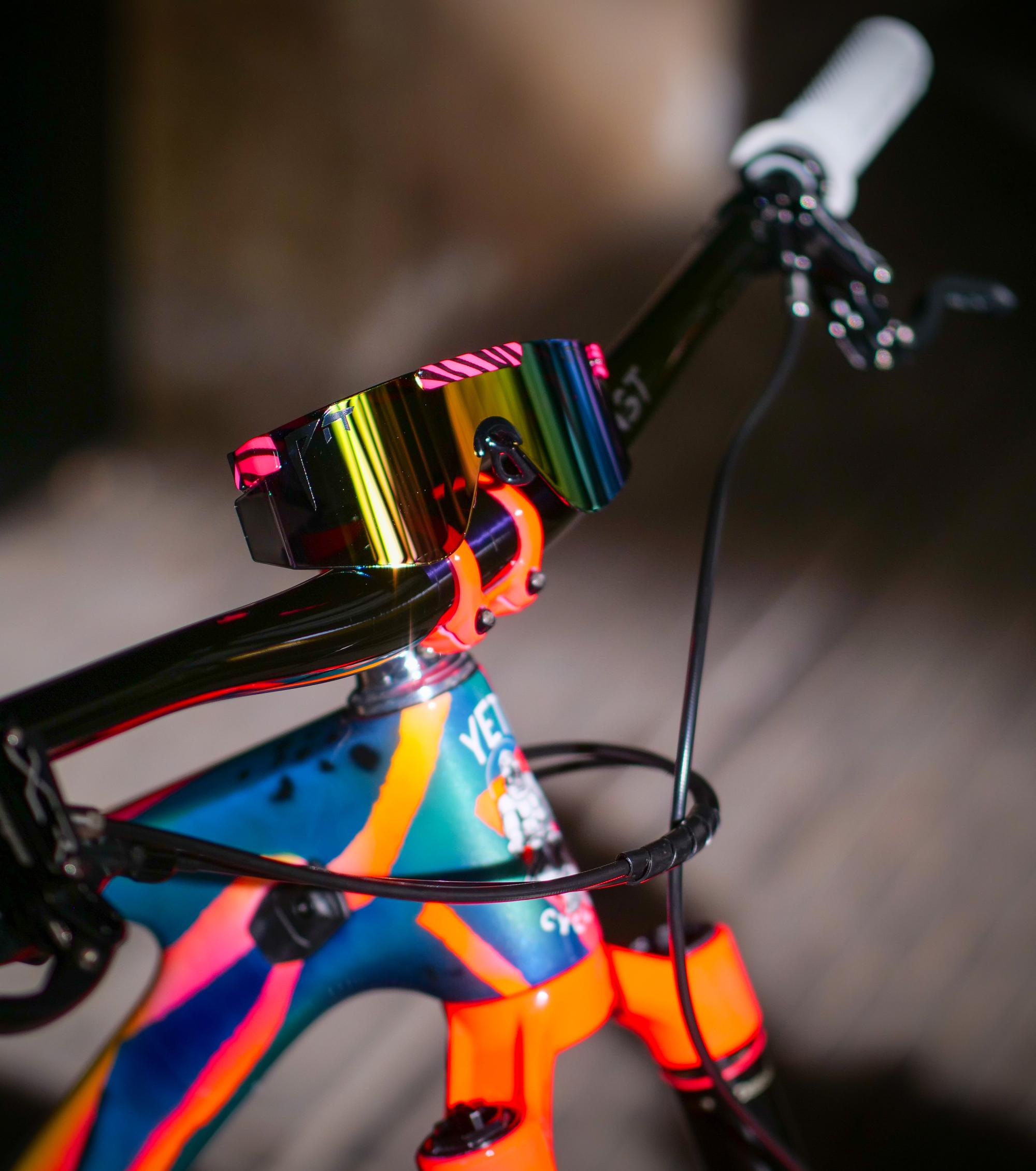Gros plan sur la peinture personnalisée arc en ciel d'un VTT