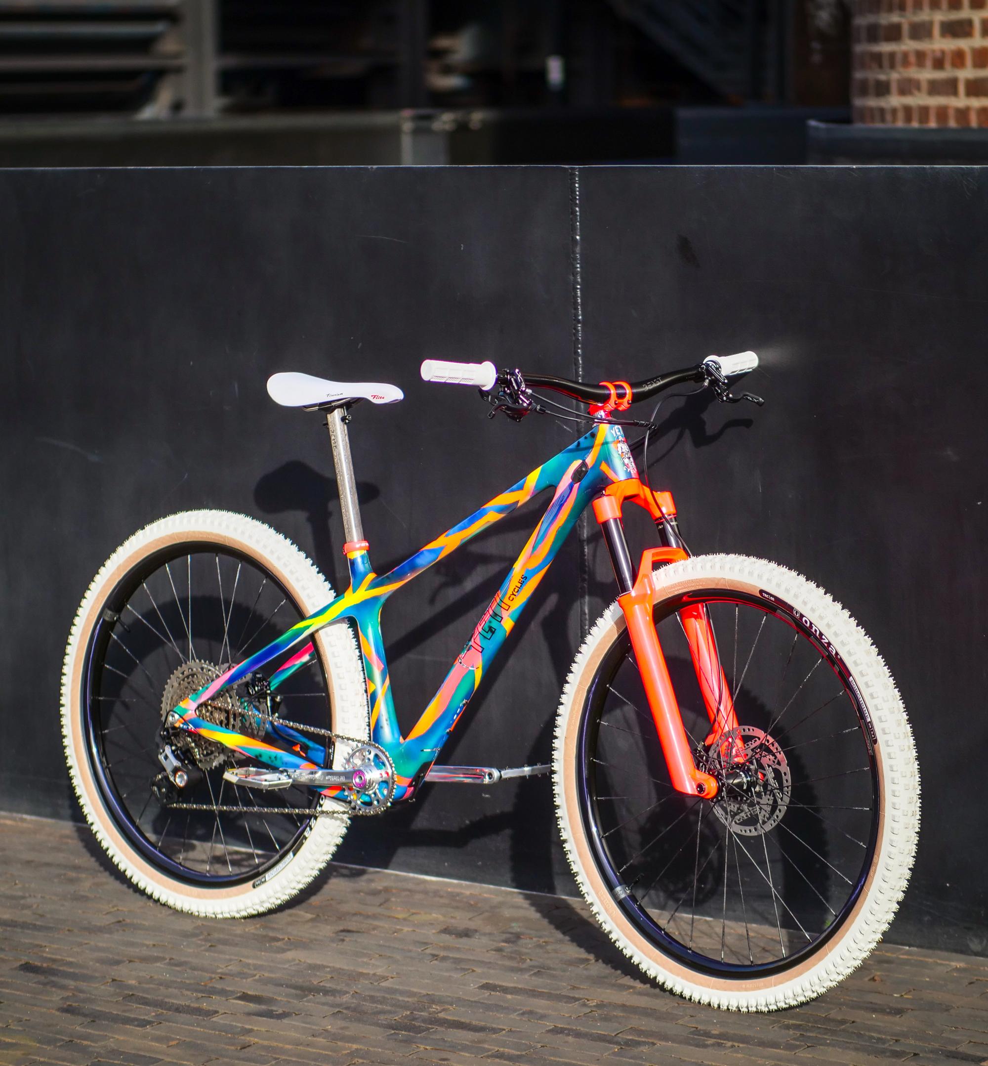 Détail du cadre d'un VTT avec finition arc en ciel