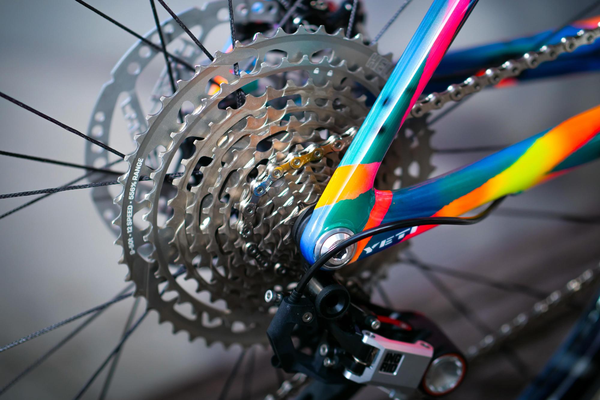 VTT personnalisé avec peinture arc en ciel sur mesure, vue arrière