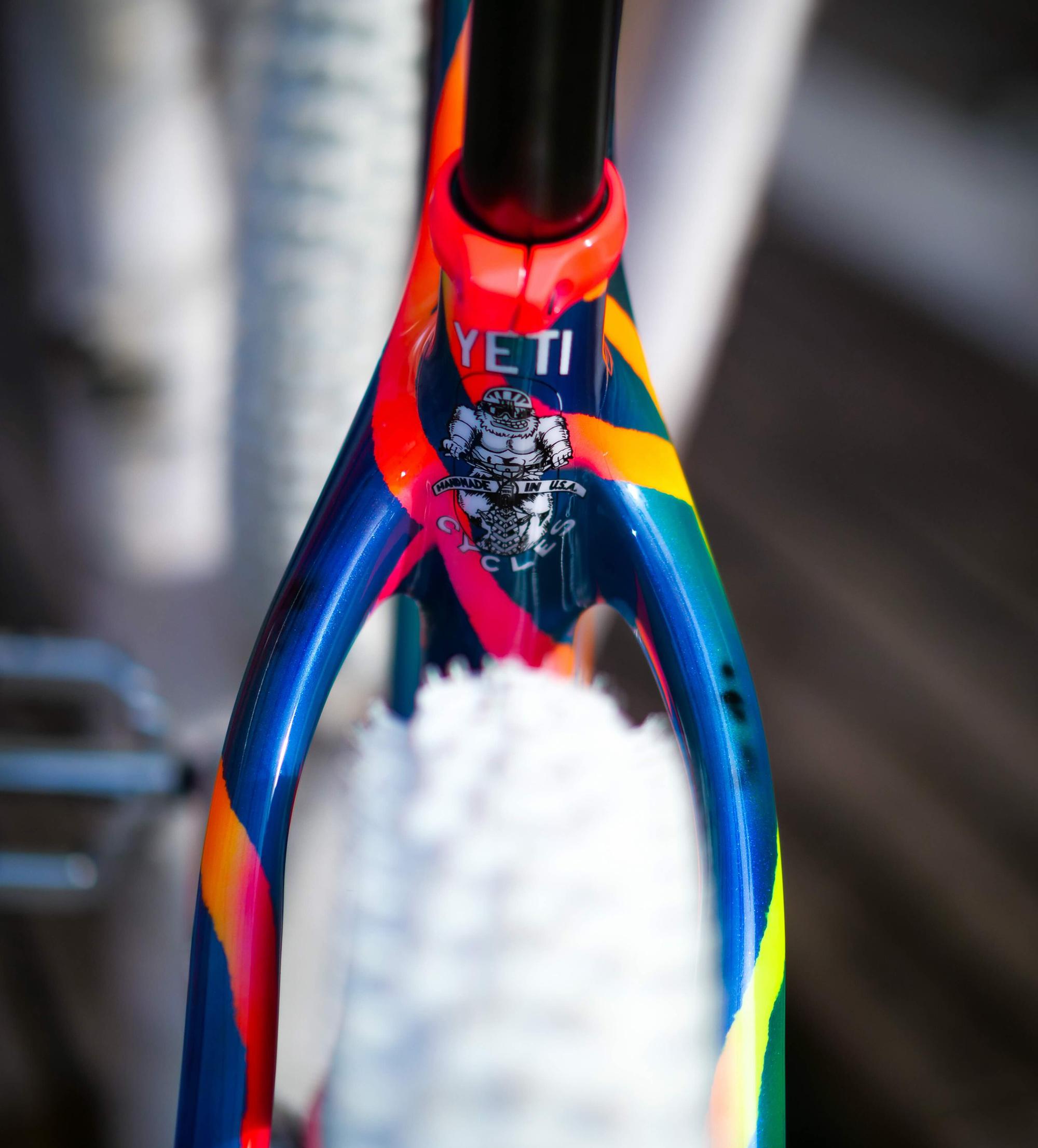 Détail du cadre d'un VTT avec finition arc en ciel
