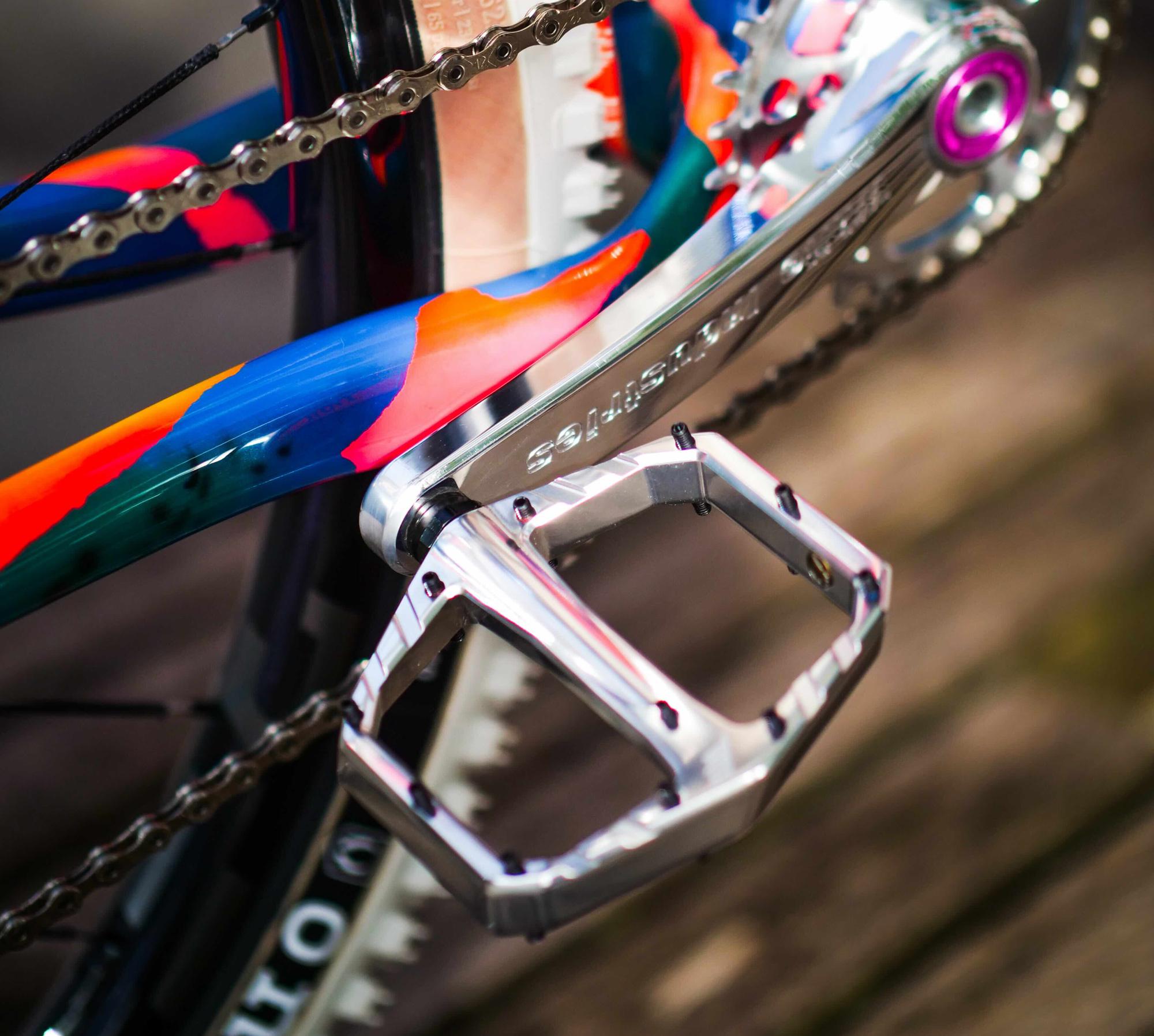 Détail des pédales sur un VTT sur mesure