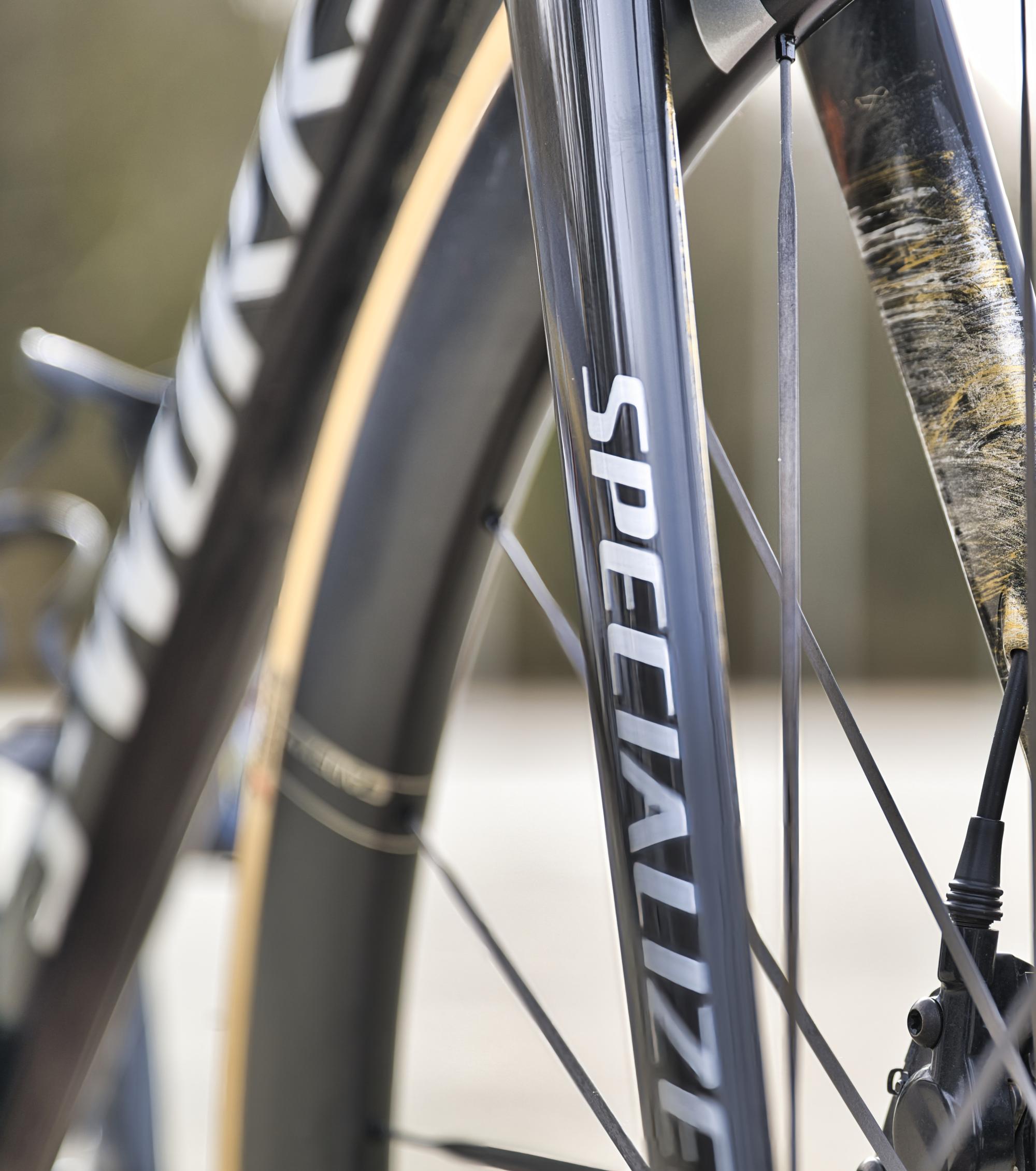 Gros plan sur la peinture personnalisée or et noir d'un Specialized SL8