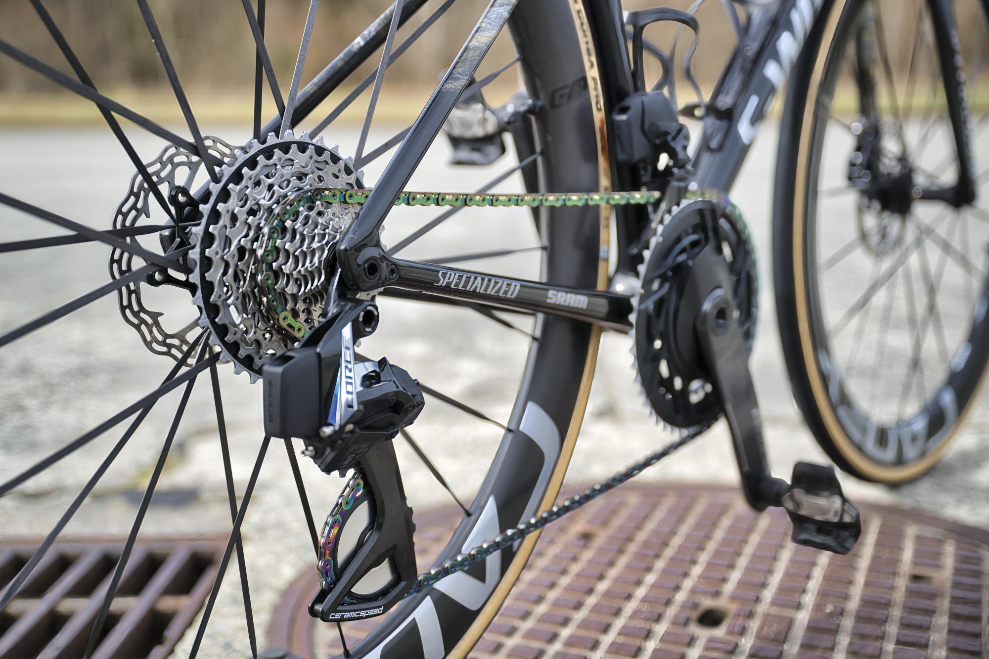 Specialized SL8 personnalisé avec peinture sur mesure et reflets d'or, vue arrière