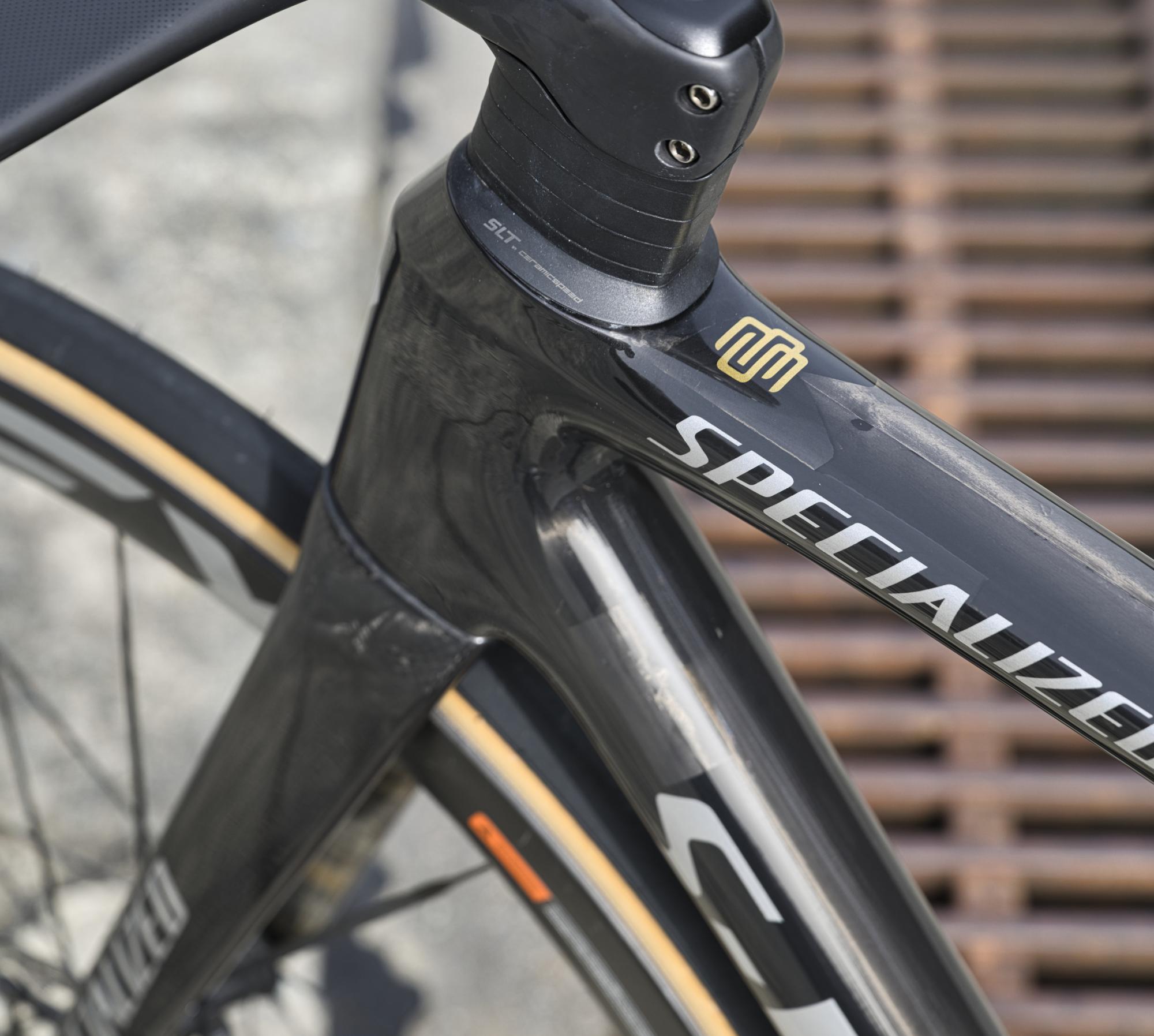 Détail du logo BeSmart peint à la main avec effet doré sur un Specialized SL8